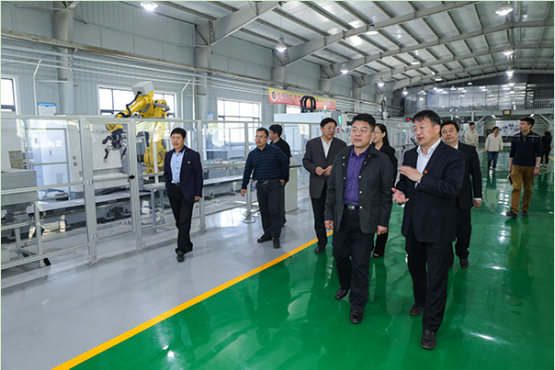 芮小苗校长参观我校智能制造实训中心.png 芮小苗校长参观我校智能制造实训中心.png