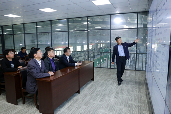 芮小苗校长听取我校数字化工厂相关情况.png 芮小苗校长听取我校数字化工厂相关情况.png